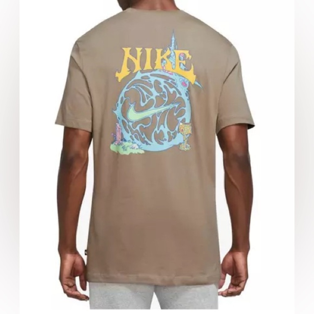 Used, men’s Nike tee.